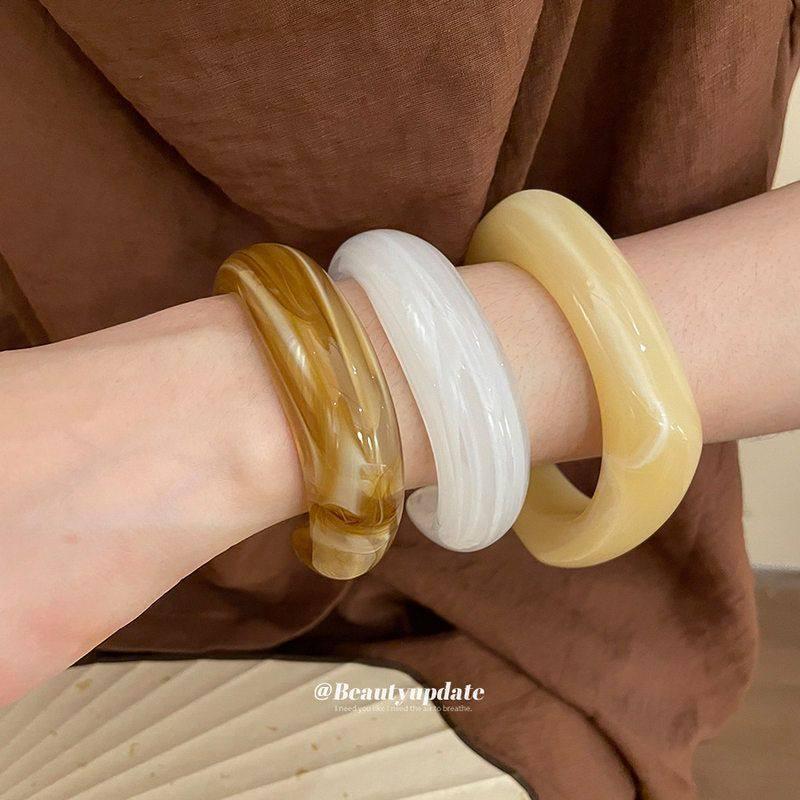 Acrylic Oval Open Bangle with Irregular Design - Elegant and Versatile Hand Jewelry.