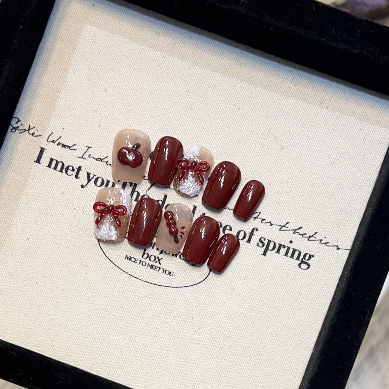 

Новогодние засахаренные боярышники в броне, короткие, милые, гипсовый бант, бордовый маникюр, съемные накладные ногти Large L