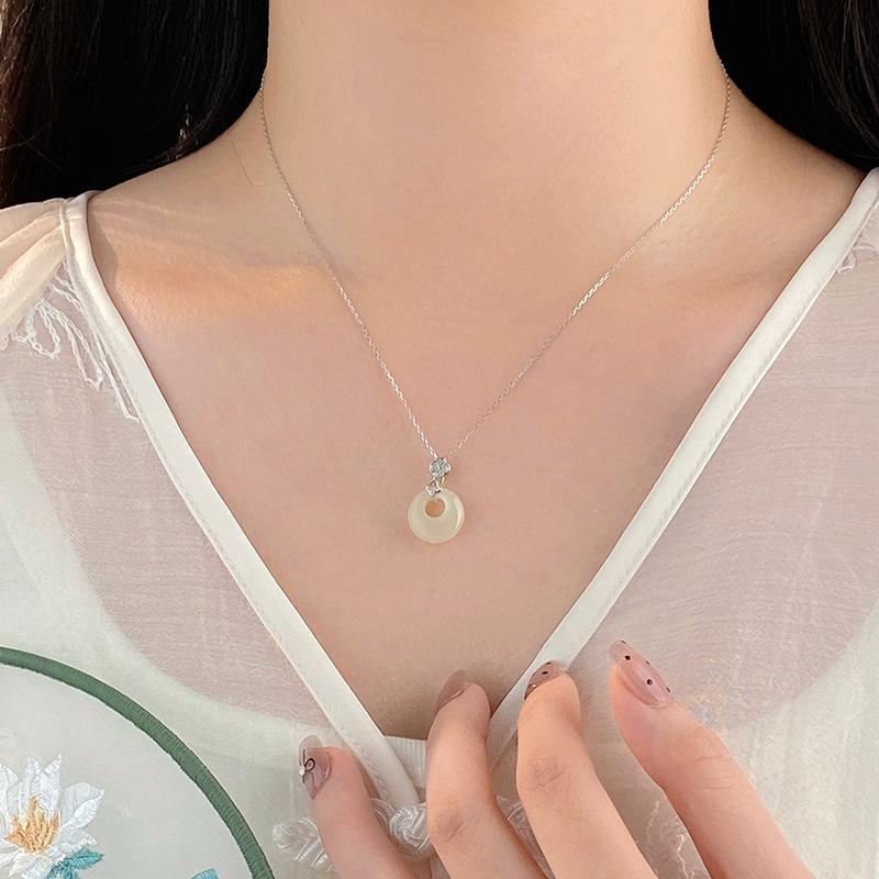 Colier nou chinezesc cu cataramă de siguranță în formă de floare cu patru petale, cu stil feminin, lanț avansat nou pentru guler