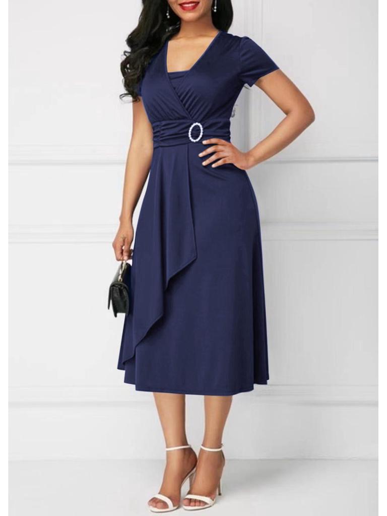 Asymmetrisches Abendkleid mit V-Ausschnitt: Modischer, unabhängiger Stil