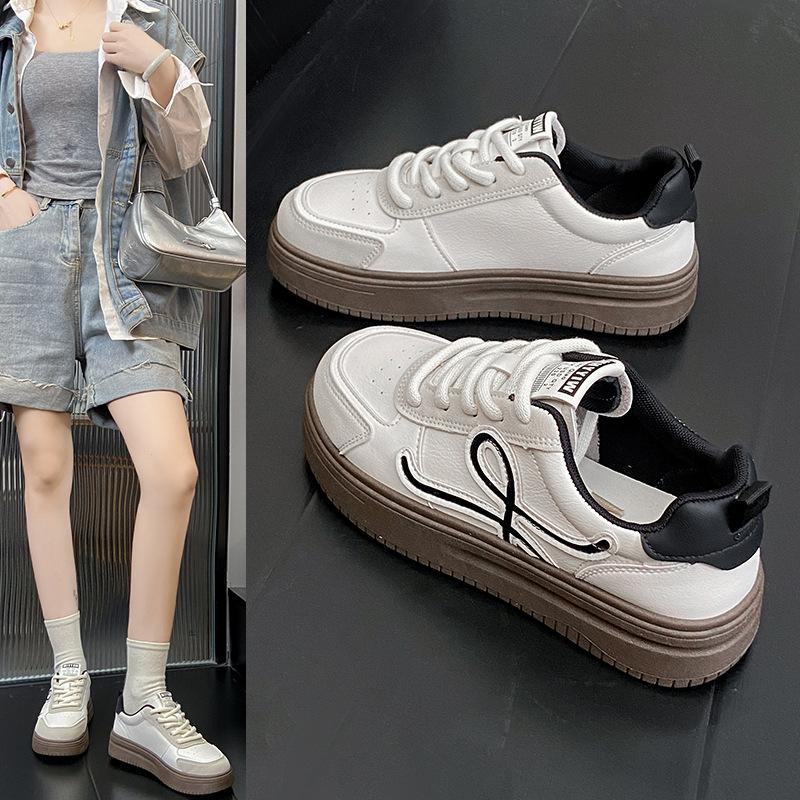 Global versatile small black white shoes women's 2025 autumn new niche non-collision high-value couple casual board shoes