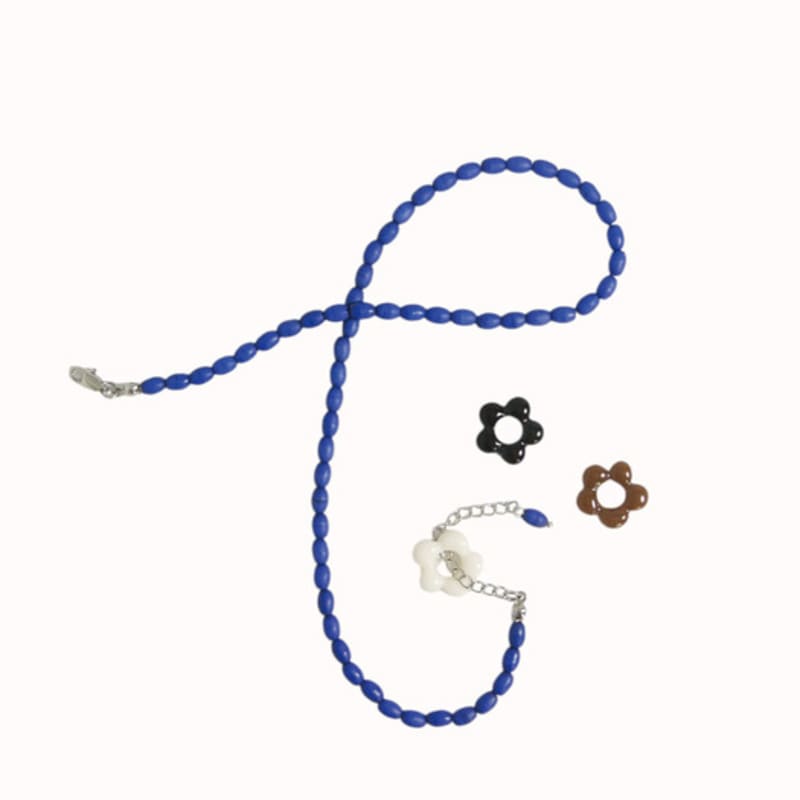 

objet213 Matte Royal Blue & Flower Necklace 3. Milk White