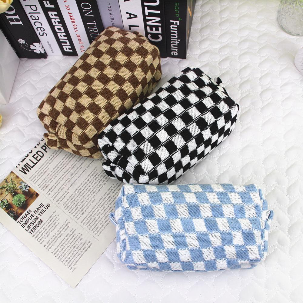 Ins-Style Plaid Knit Makeup Bag - Large Capacity Contrasting Yarn Pencil Case