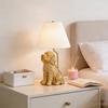 Heimdekoration Serie: Hundeförmige Tischlampe mit goldlackiertem Schirm und konischem Leinen-Schirm