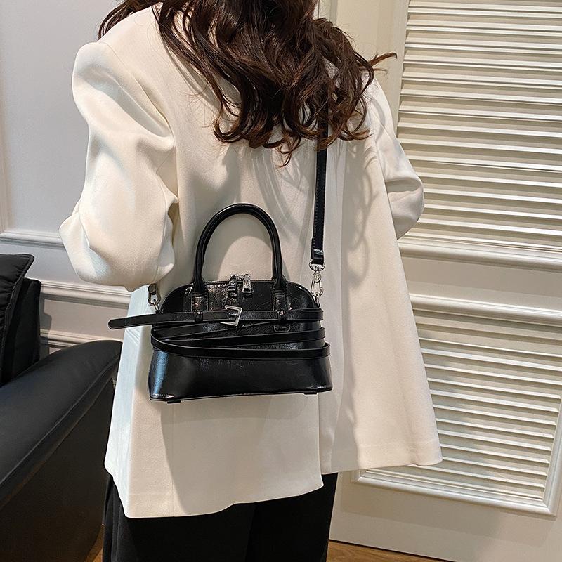 

Autumn and winter new popular bags this year, women s retro Sen Meng autumn and winter casual niche messenger bag, portable shell bag 23*8*14 чёрный