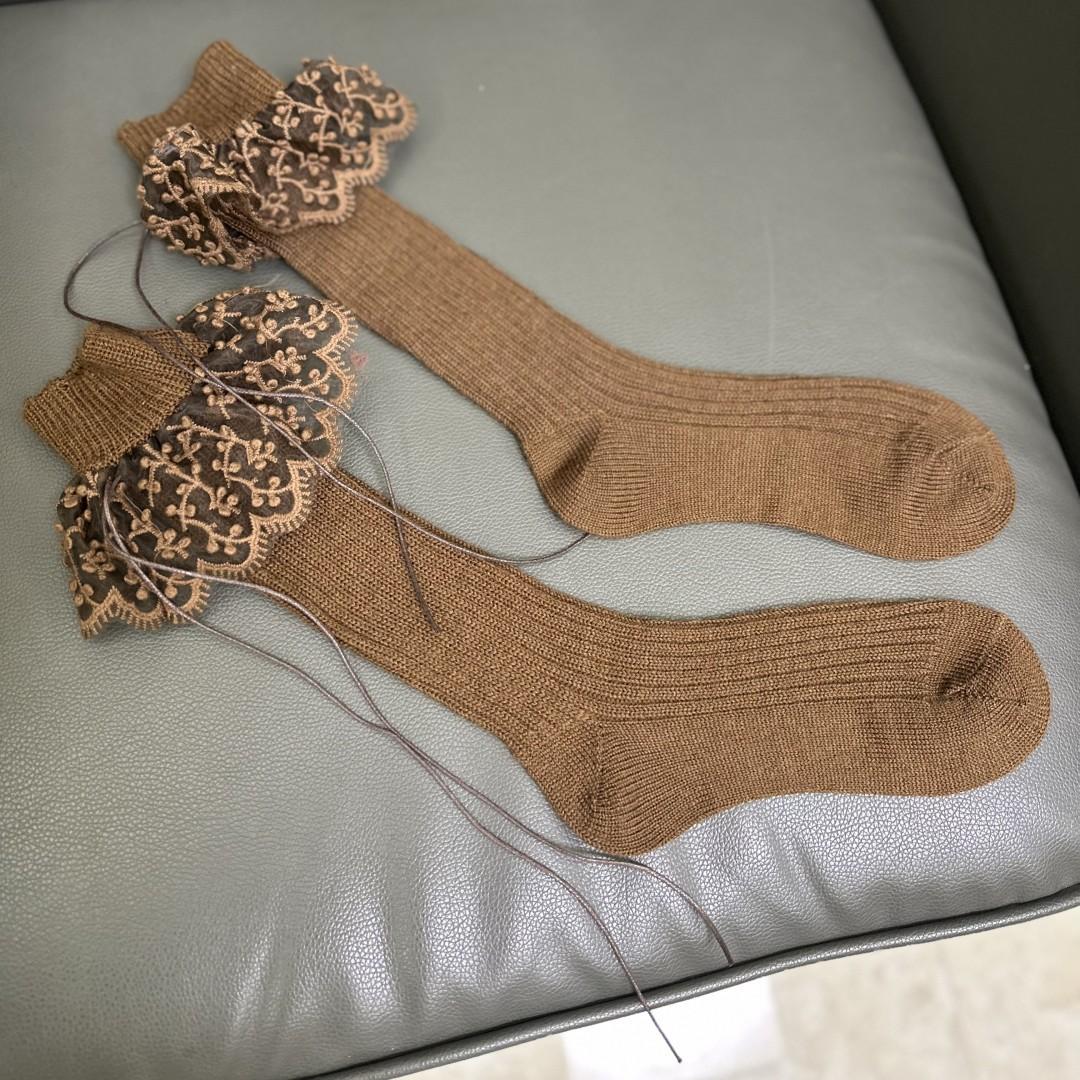 

Niche design, thick line, solid color, heavy industry, three-dimensional embroidery, lotus sheep s wool, new heap socks, mid-leg socks One size fits all темно-коричневого кольору
