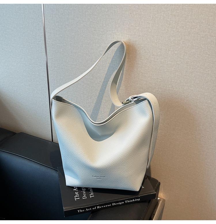 Large capacity bucket bag, new fashion versatile bag, simple casual women's commuting shoulder oblique span bag