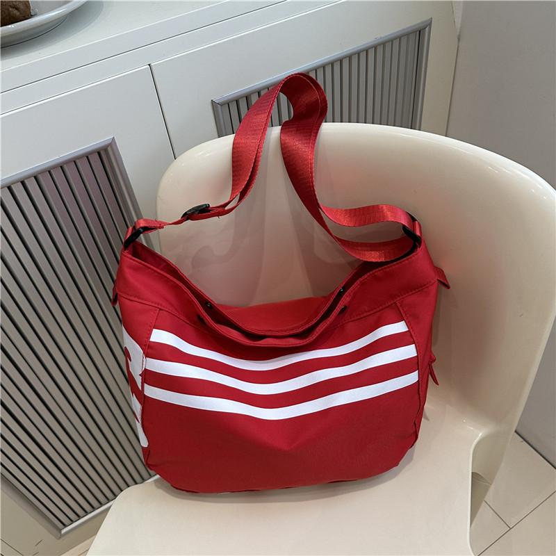 

2025 лето новая корейская версия трендовая повседневная сумка большой вместимости женская портативная модная сумка через плечо сумка-подмышка для поездок на работу красный