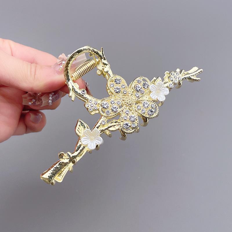 

Заколка для волос «Акула» с жемчугом и стразами «Лилия долины»