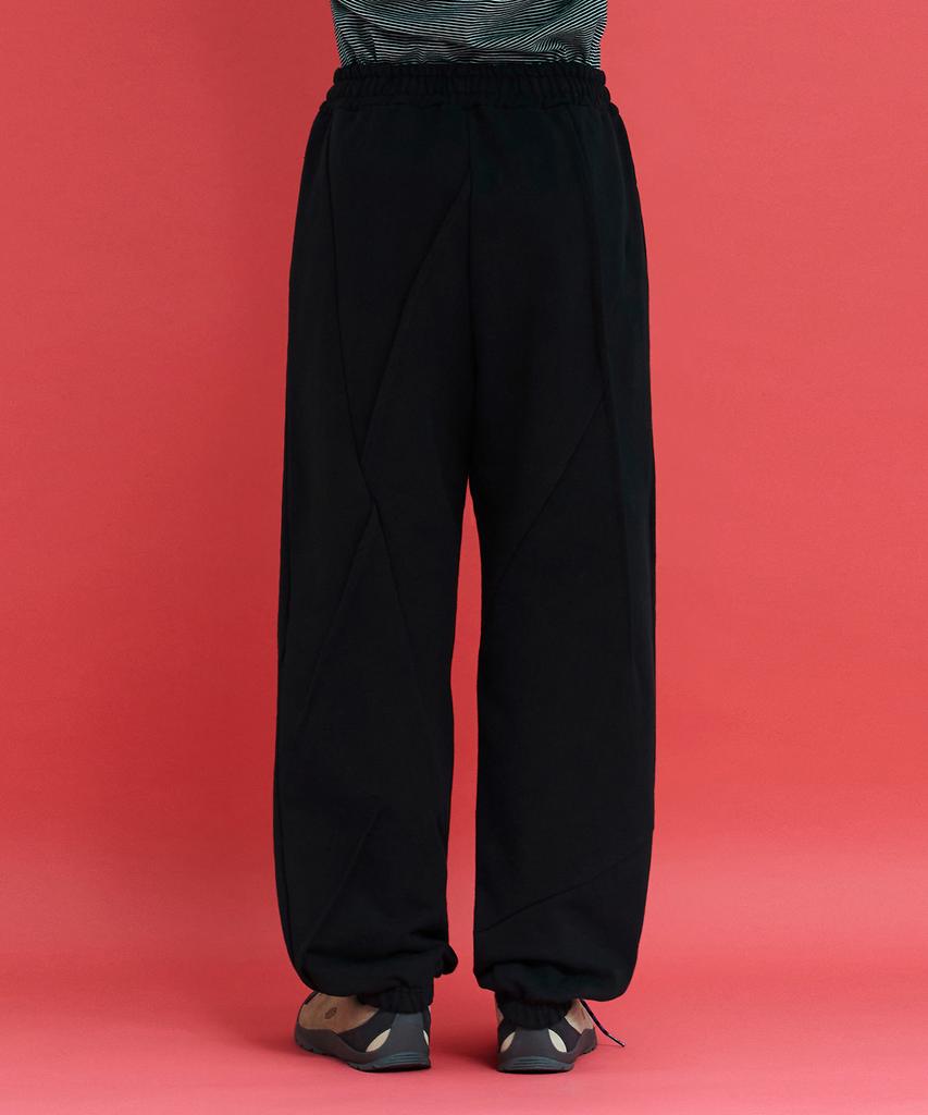 UNALLOYED Dart Sweatpants / Black