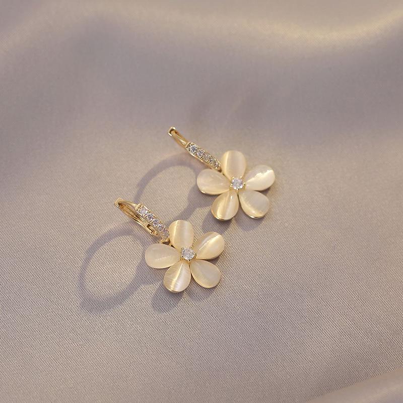 2023 Trendy Versatile Ear Cuffs with Cat's Eye Stone Flower Design – Elegant Korean Style Niche Earrings