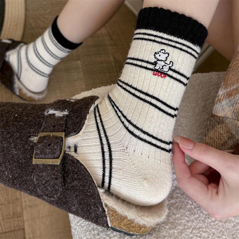 

Женские осенне-зимние шерстяные утолщенные теплые полосатые носки до середины икры с вышивкой в виде мультяшного щенка, модные носки-гольфы 1 pair молочный белый