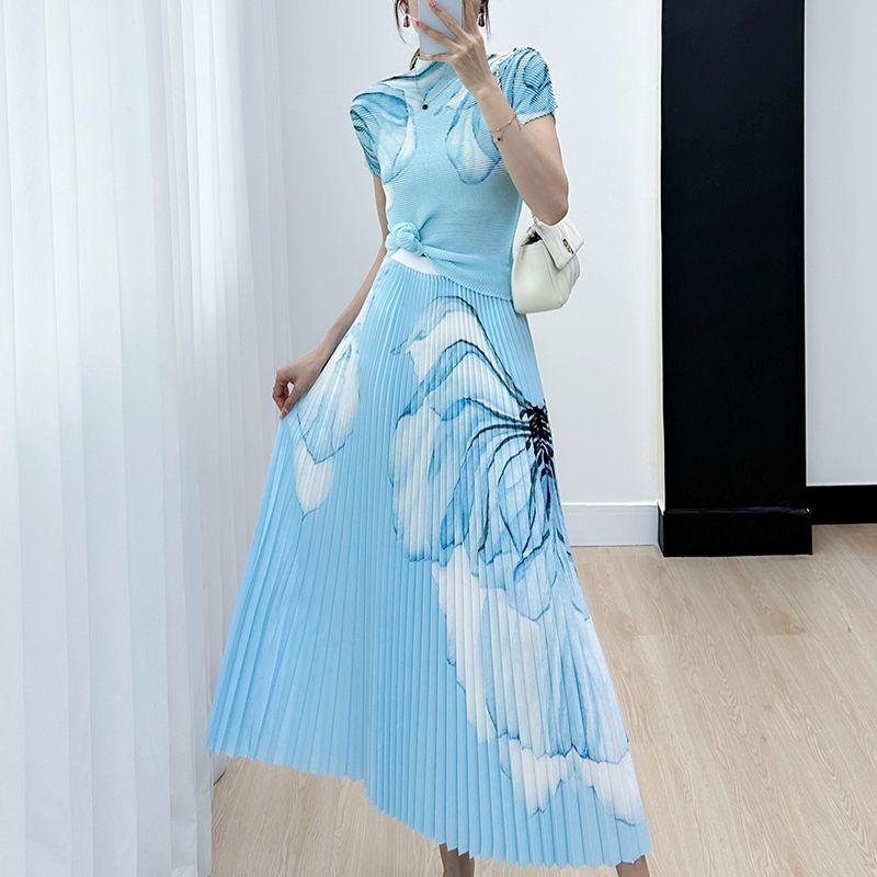 

Возрастной комплект для женщин: летняя новая универсальная утягивающая футболка со складками и принтом, плиссированная юбка One Size