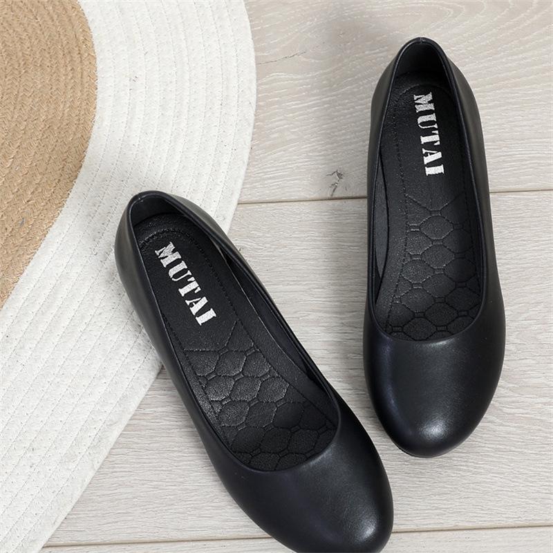 Spring/Summer Low Heel Work Shoes for Middle-Aged & Elderly Women - Soft Sole, Professional Leather Shoes for Hotel & Flight Attendant Use.
