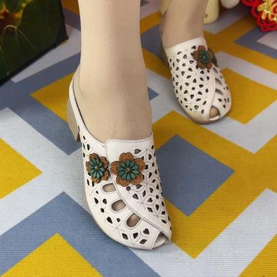 Sommer 2025 neue weiche Lederslipper Damen dicke Absätze tragen Retro-Sandalen hohler Fischmaul dicke Füße Mutter Sandalen