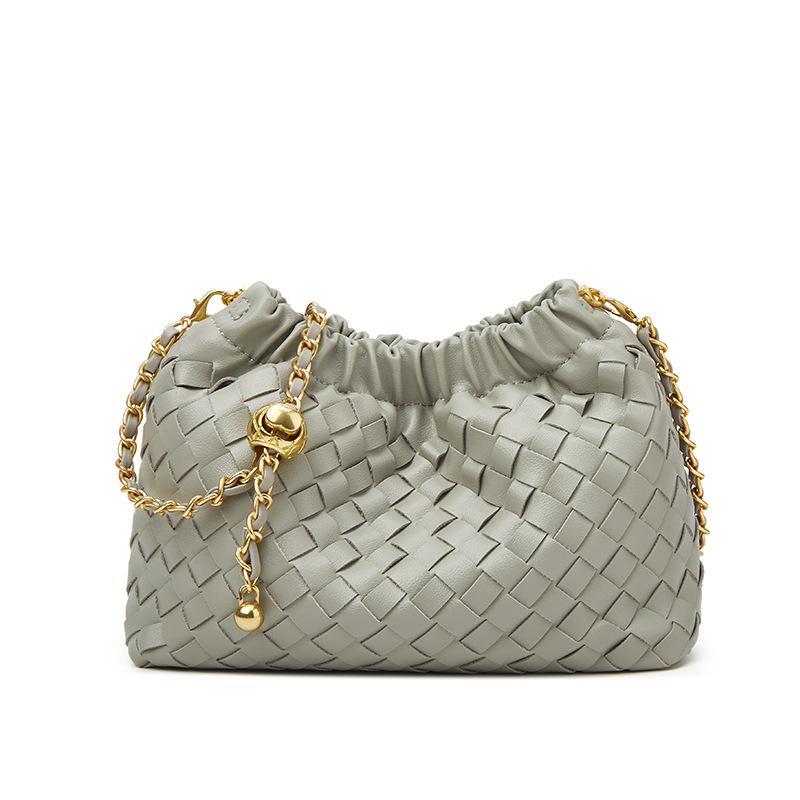 Borsa Tessuta con Catena a Palline Dorate - Borsa a Tracolla alla Moda con Tracolla e Design Pieghettato a Forma di Nuvola.