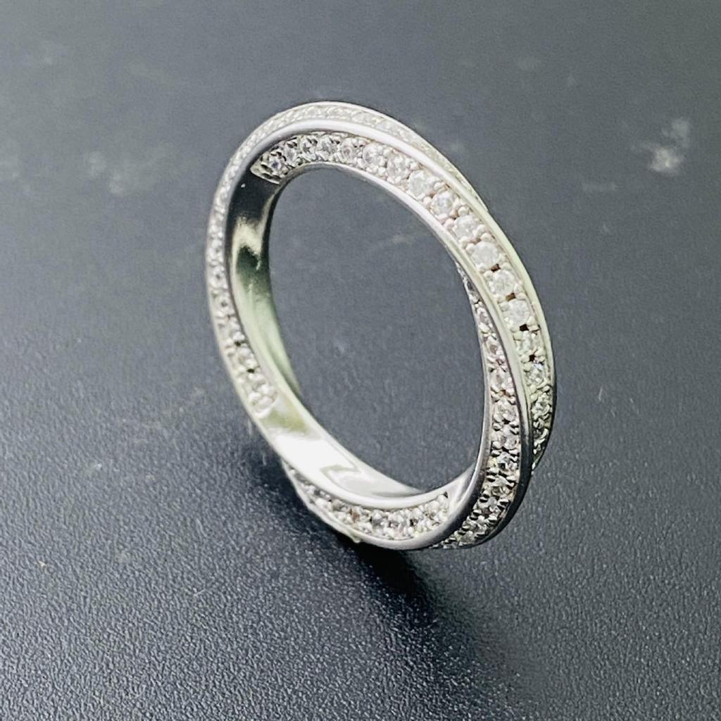 Elegant Retro Möbius Twist Zircon Ring with Diamond Accents