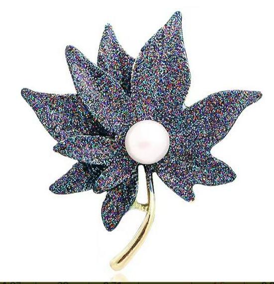 Korean-Style Maple Leaf Brooch: Elegant Drip Oil Pin for Women’s Fashion.
