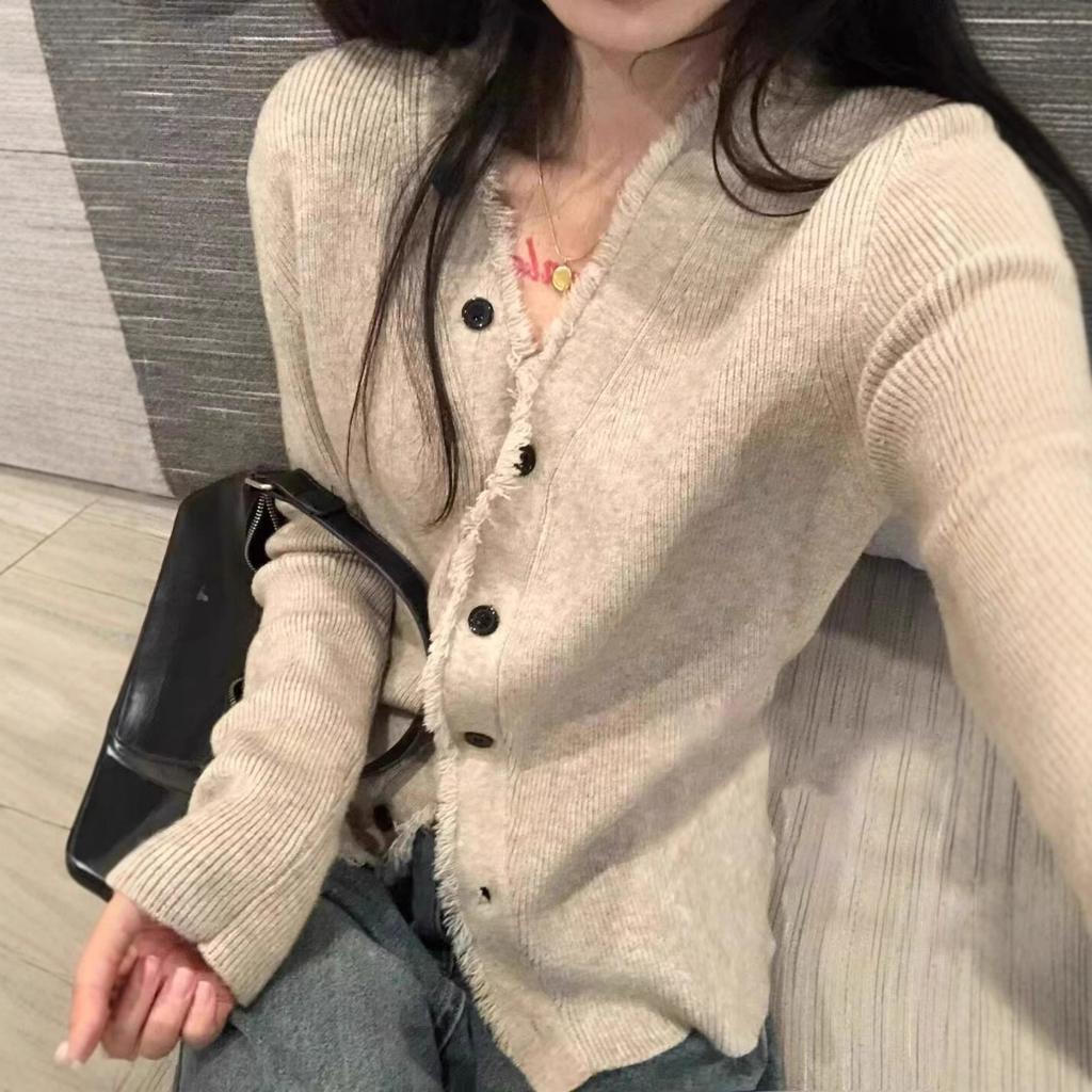 V-neck Knitted Bottom Cardigan Women's Sweater Autumn and Winter New Jacket Design Sense Niche Slim-fitting Sweet and Spicy Long-sleeved Top
