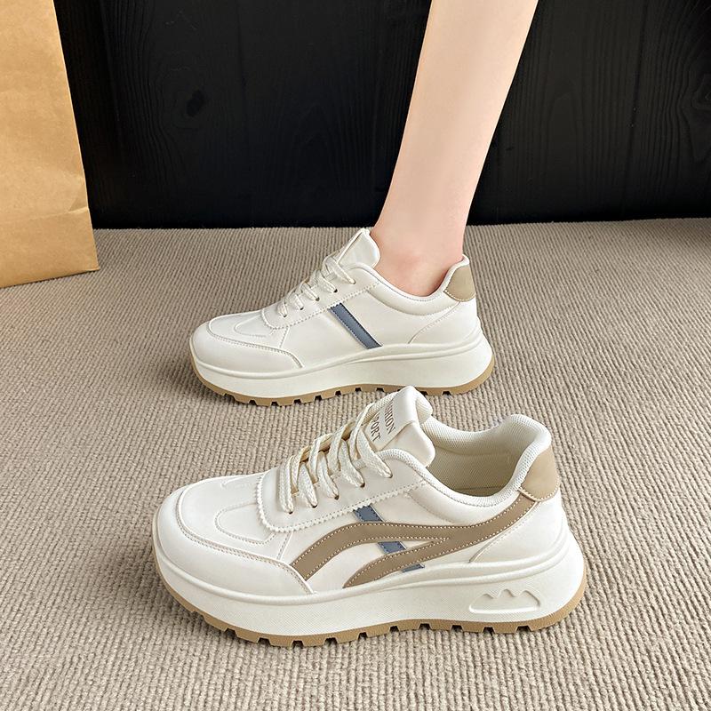Atmungsaktive koreanische Version von Sommerschuhen mit dicker Sohle für Damen, kleine weiße Schuhe, erhöhende Sportschuhe für Damen, vielseitige neue lässige Dad-Schuhe f