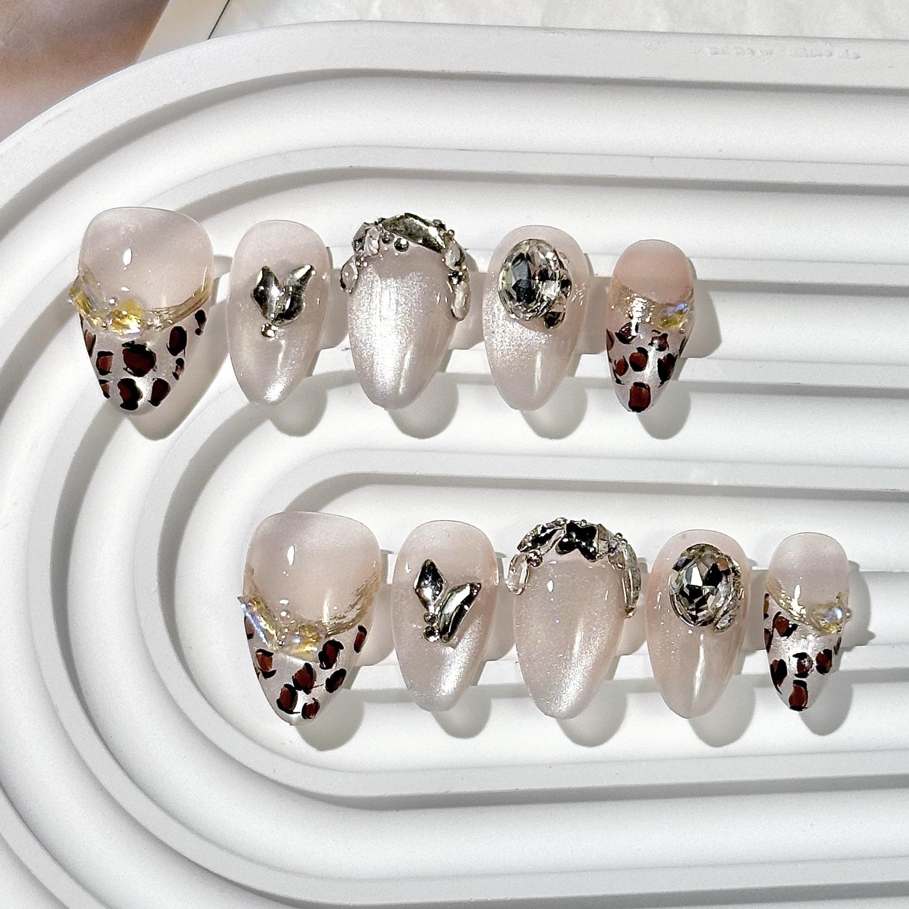 

Leopard Print Cat Eye Almond Wearable Nails – Short, Handmade, Bling Nail Art for Spicy Girl Style