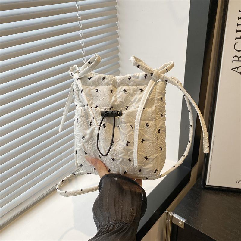 

Leisure commuting large-capacity bag women s new contrasting color versatile shoulder bag college student class bag bucket bag білий