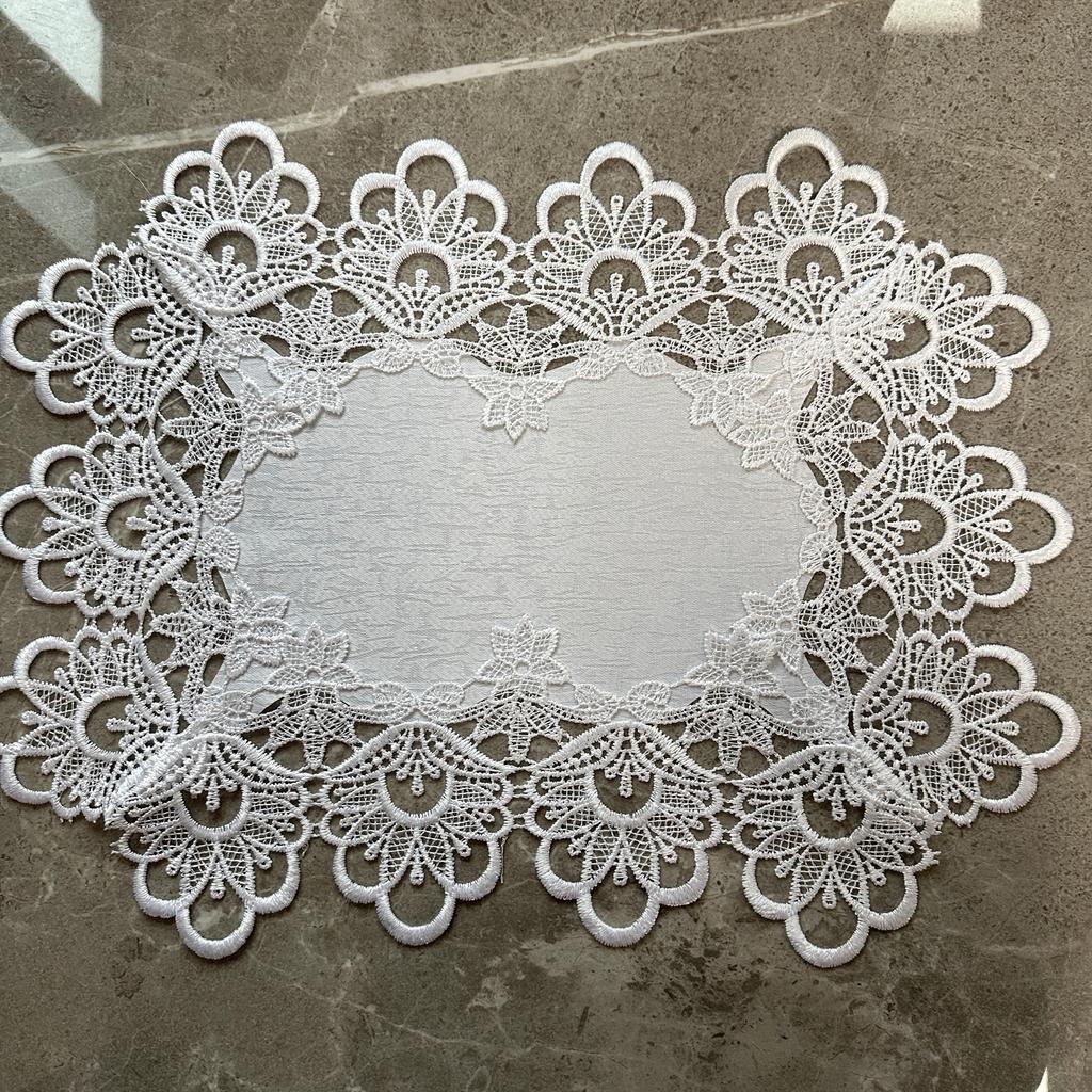 European-style white lace placemat, simple and fashionable wedding table decoration, bark pattern fabric plate mat, western food mat