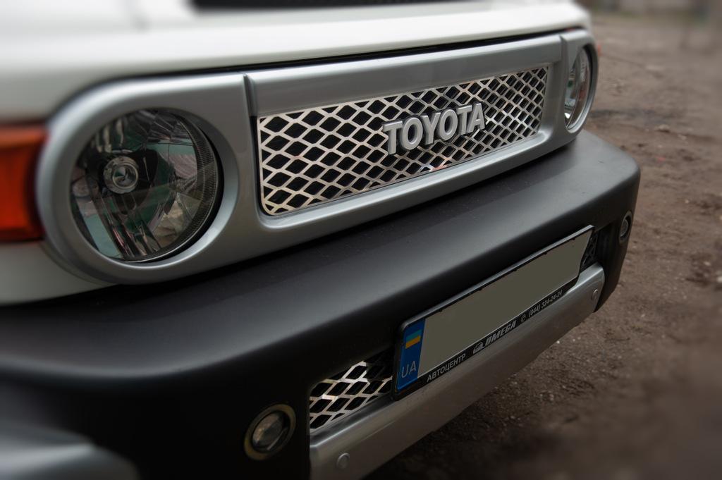 

Chrome caps on the grille (stainless steel) for Toyota FJ Cruiser
