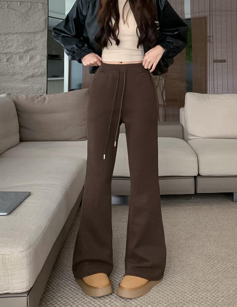 

Женские бархатные расклешенные зимние брюки в американском стиле — теплые, с эластичной талией, удлиненной конструкцией. Brown