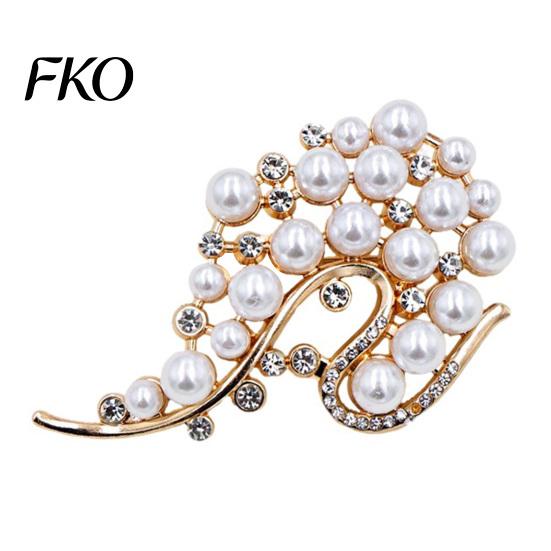 Non-fading Brooch Pin, 3D Swan Design with Imitation Pearls, Durable Pin Anti-Oxidation Electroplated Finish Versatile Accessory for Coats Shirts Bags A