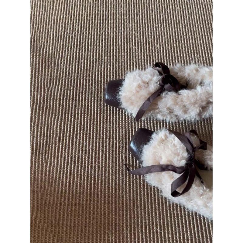 Rundgeschlossene, niedrig geschnittene Baumwoll-Schnürschuhe im Retro-Stil mit extra Höhe und zusätzlicher Isolierung.