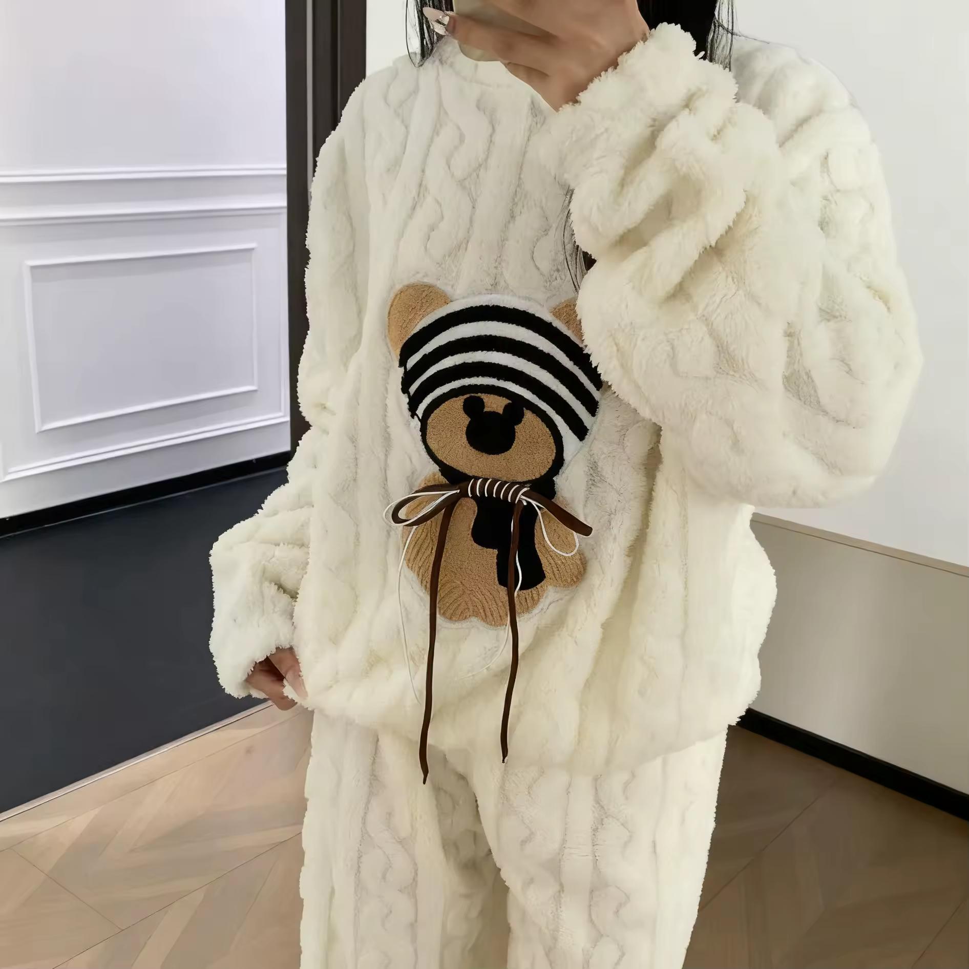 

Осінньо-зимовий потовщений комплект для сну з коралового флісу. Милий мультяшний ведмедик. Домашній одяг. З довгим рукавом і довгими штанами. Зручний повсякденний стиль для жінок. One Size білий