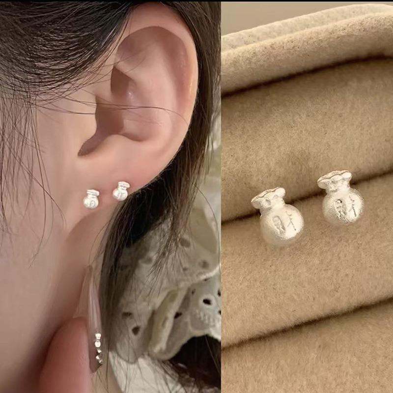 Raising Ear Holes, Small Stud Earrings for Women, Simple, Sweet, Small and Fresh Earrings, Niche Design, Versatile Earrings