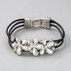 Kreatives Europäisches Blumen Drei-lagiges Simuliertes Lederseil Armband Damen Retro Elegantes Armband Tägliches Match Schmuck