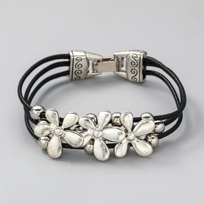 Kreatives Europäisches Blumen Drei-lagiges Simuliertes Lederseil Armband Damen Retro Elegantes Armband Tägliches Match Schmuck