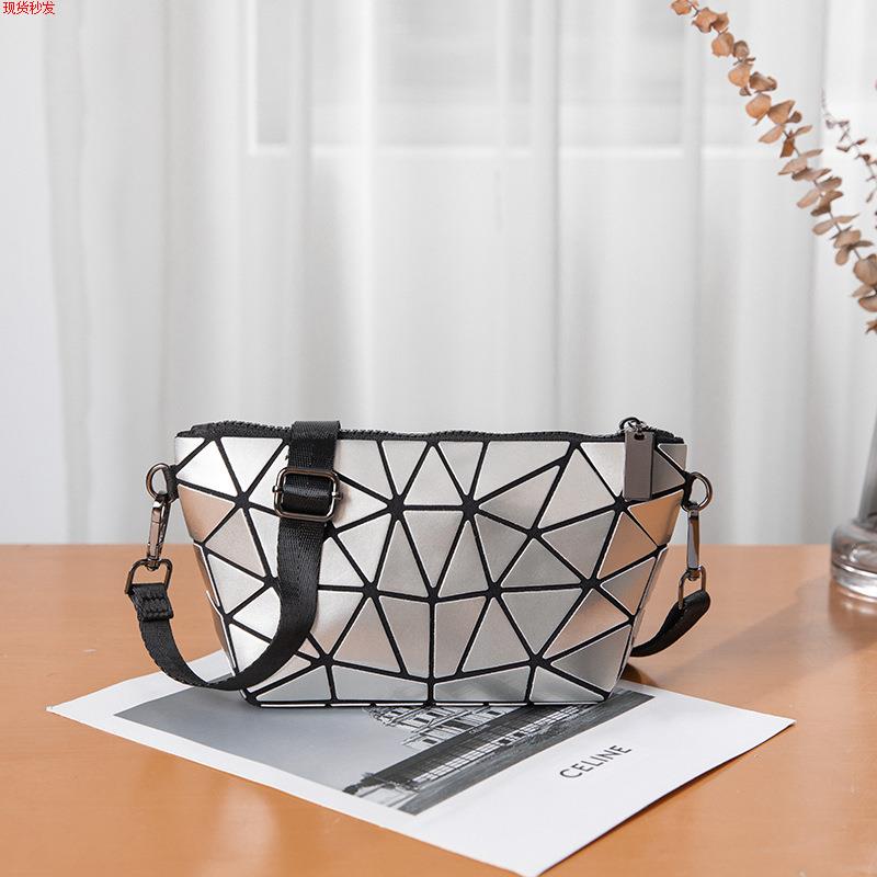 

Frosted Diamond Pattern eup Bag Portable Large Capaci Storage Bag for Women High End Commuter Sle Zipper Clo...