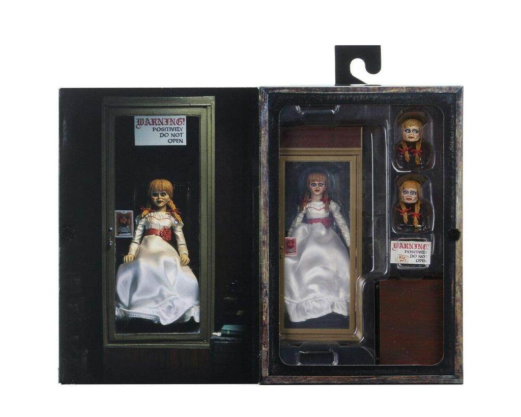 NECA Annabelle se vrací s Ultimate akční figurkou Showcase NECA Svět Conjuring ANNABELLE SE VRACÍ Hororový filmový merchandise The Conjuring