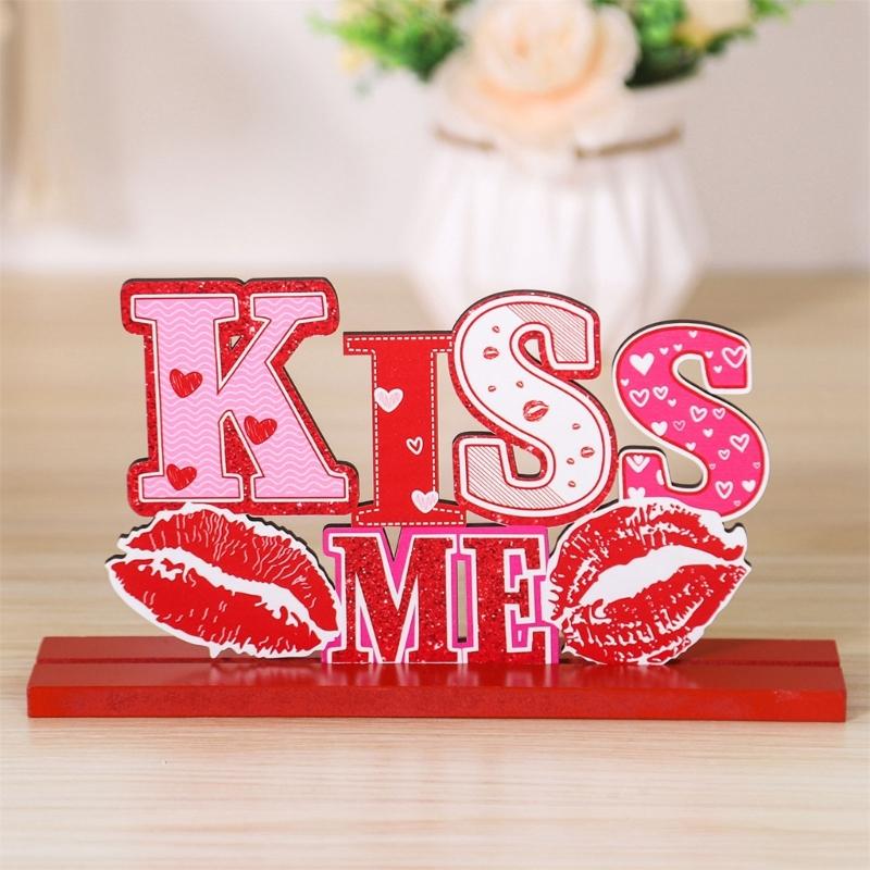 Classical Wood LOVE KISS Figurines Desk Ornaments for Valentine's Day Decoration Couple Gift Indoor Party Decoration