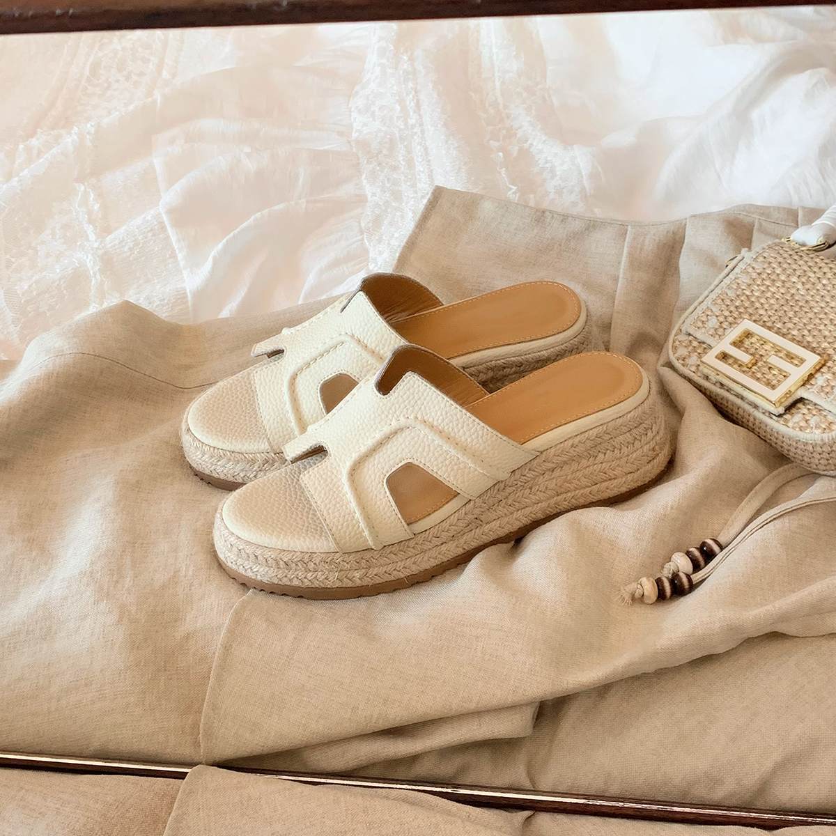 

Silver one-word thick-bottomed wedge heel H cool slippers women s 2025 new fashion versatile straw-woven vacation beach slippers 35