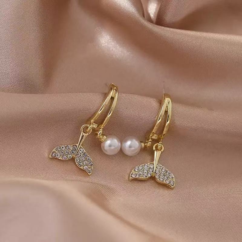 New fashionable versatile earrings, Korean retro flash diamond pearl studs, light luxury high-end fishtail earrings