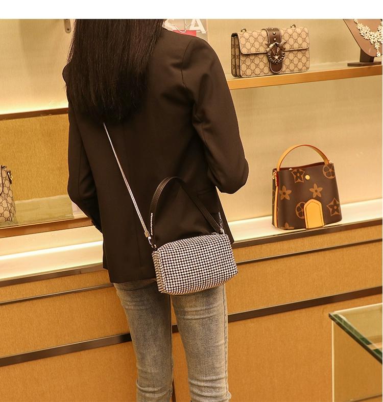 Сумка с блестящими бриллиантами — фото 9