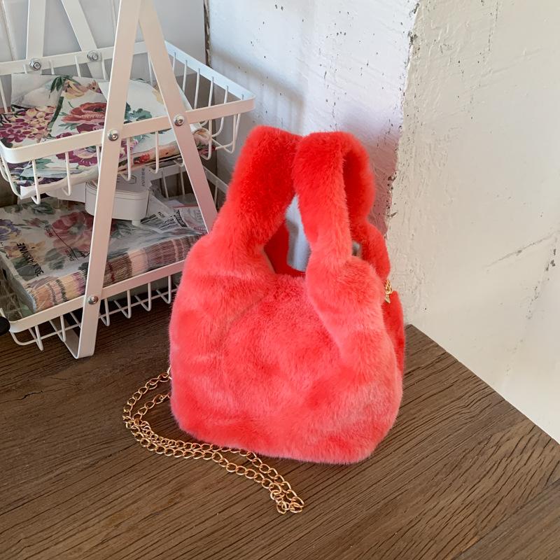 

Winter new large-capacity plush bag women s fashion portable shoulder bag trendy small fresh bucket bag красный