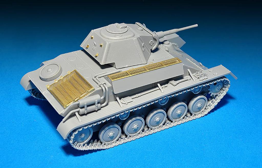 MiniArt Light Tank Special Edition with 5 Soviet Tank Crew Figures Plastic Model 1/35 T-70M
