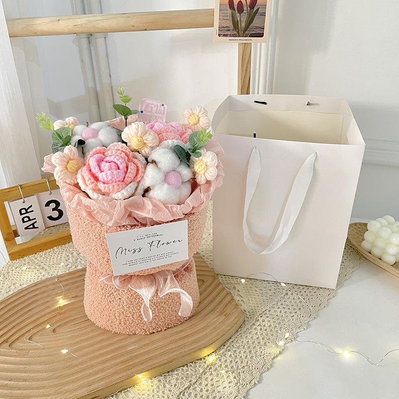

Knitted Plush Hand Held Flower with Light for Children s Day Gift Finished Product Portable Simulation Bouquet Bag Decoration розовый
