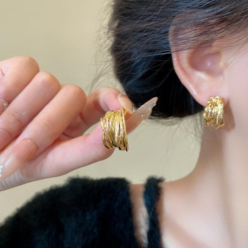 Европейские и американские многослойные полые металлические серьги-гвоздики женские холодный стиль золотые серьги в форме буквы С темперамент уши