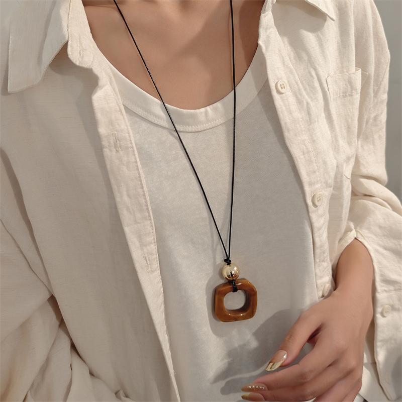 

Trendy Irregular Square Hollow Resin Pendant Long Necklace for Women Fashion Black Round Dangle Long Leather Neck Chain Zircon