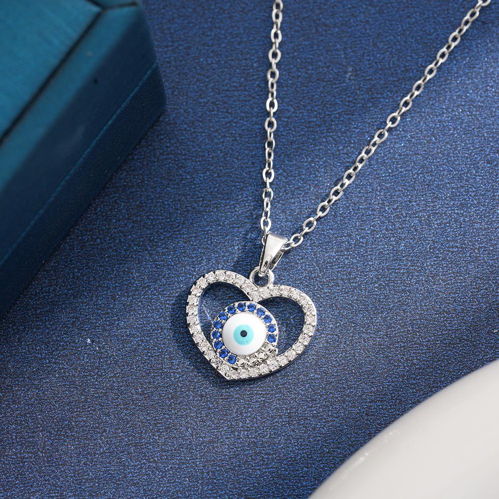 Niche Fashion Titanium Steel Heart Necklace - Lightweight Cross-border Banquet & Wedding Clavicle Chain for Women, Versatile Celebrity-Inspired Design