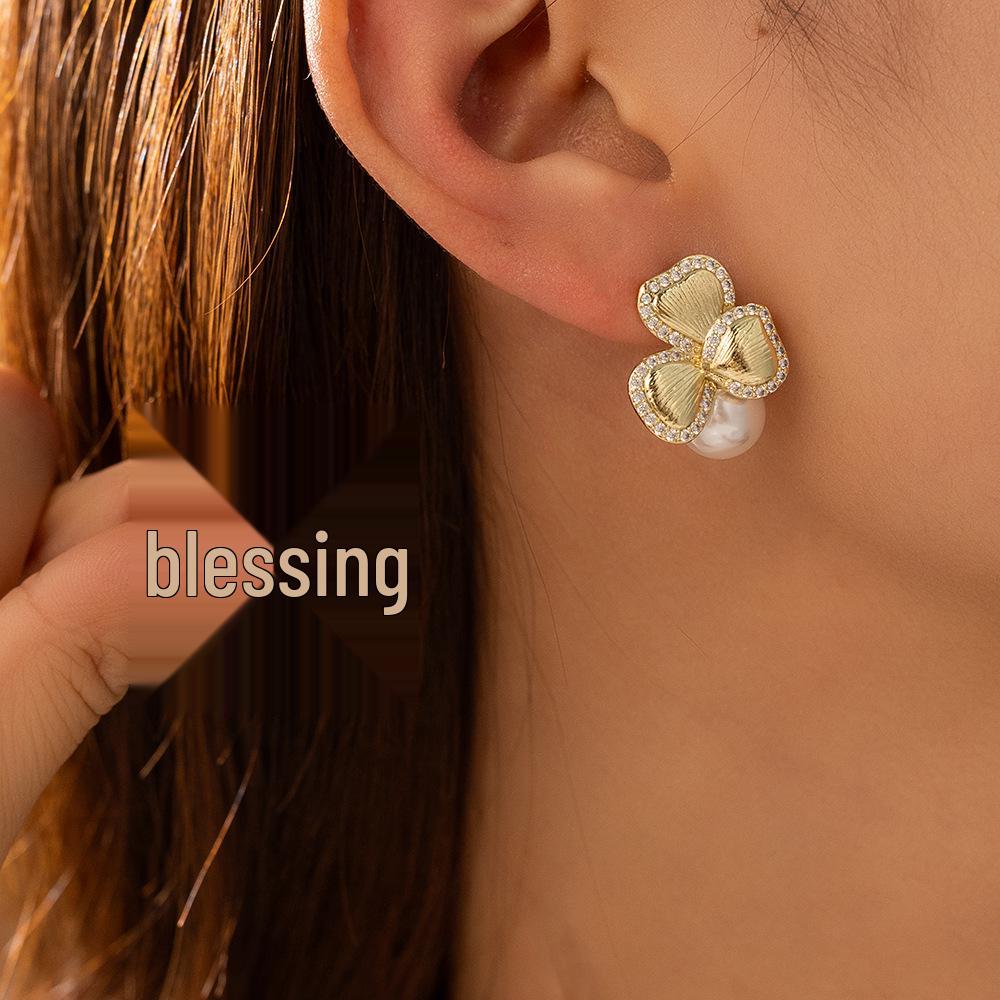 Elegant Retro Gold Flower Pearl Earrings for Women: High-End Fashion Statement