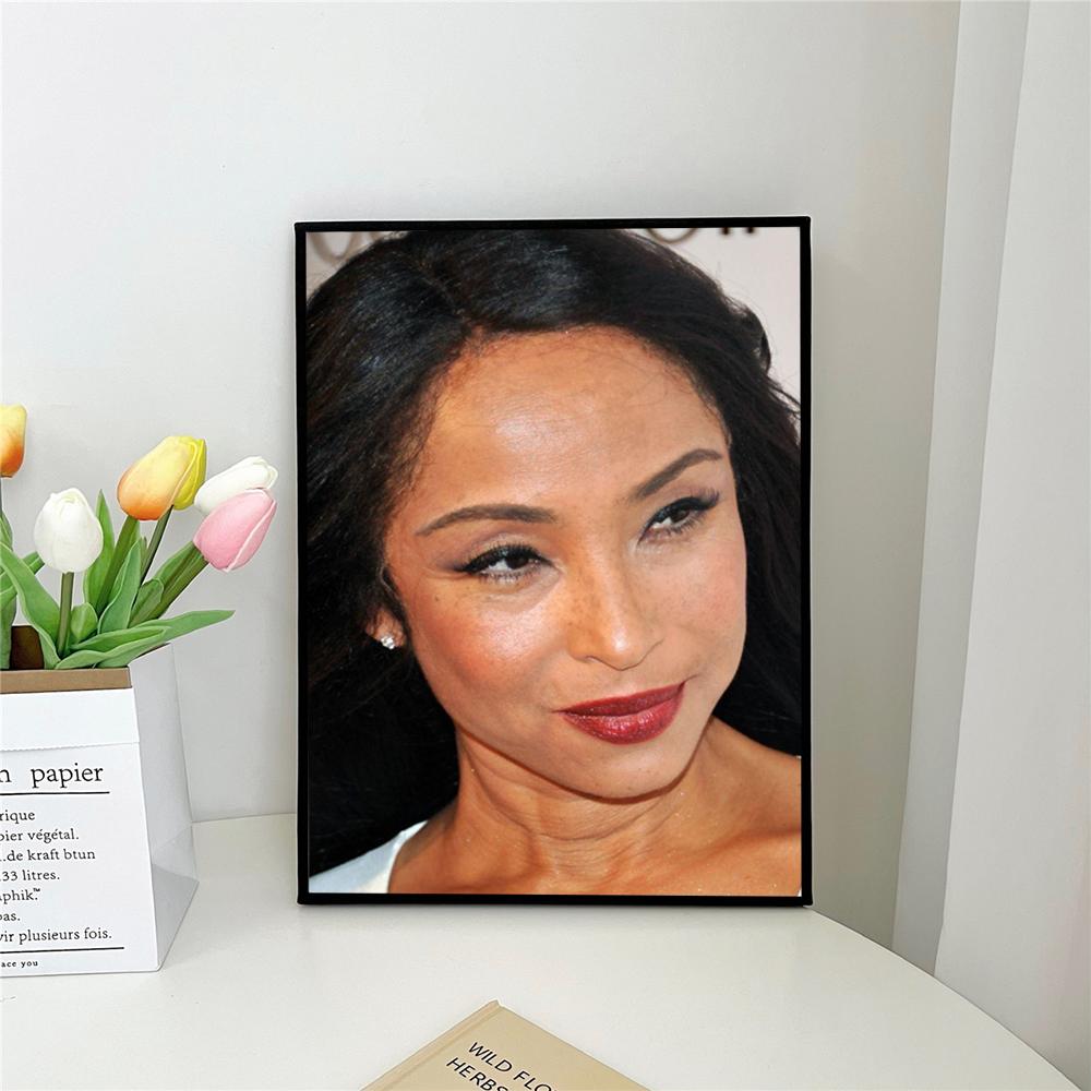 

1 шт. Band Sade A-Adu Певица Самоклеящийся Художественный Постер Водонепроницаемая Бумажная Наклейка Кофейня Бар Комната Настенный Декор 21cm×30cm NoFrame