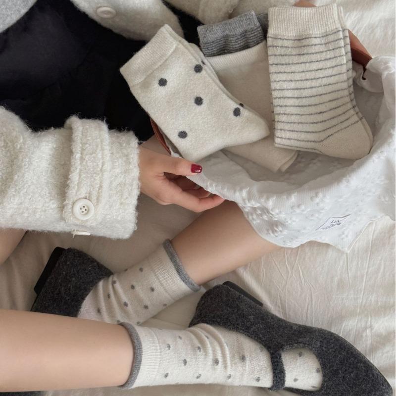Thick and Warm Wool Socks for Women In Autumn and Winter, with Black Fungus Edges, Boneless Pile Socks and Stripes
